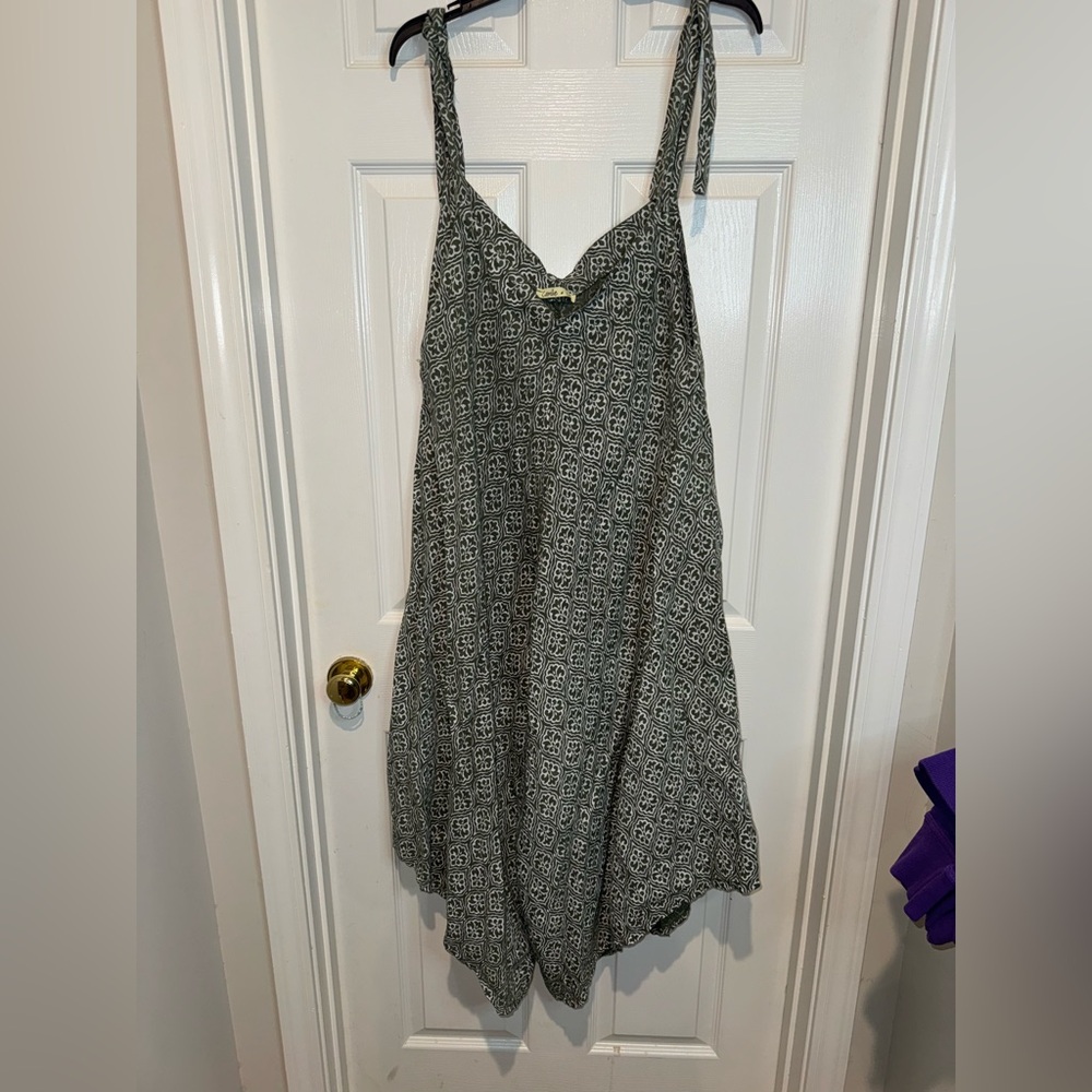 Camille & Co Italian 100% Linen Green and White Adjustable Jumpsuit. Size XL
